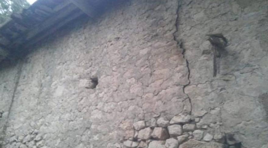 FOTO: DHA- Kahramanmaraş'ta korkutan deprem! Duvarlarda çatlaklar oluştu 