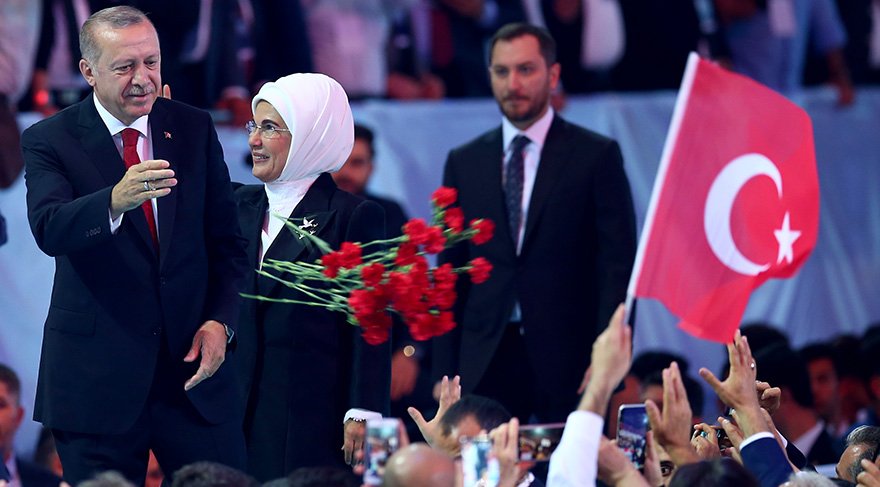 Kongre salonuna eşi Emine Erdoğan'la birlikte giren Recep Tayyip Erdoğan partilere karanfil attı