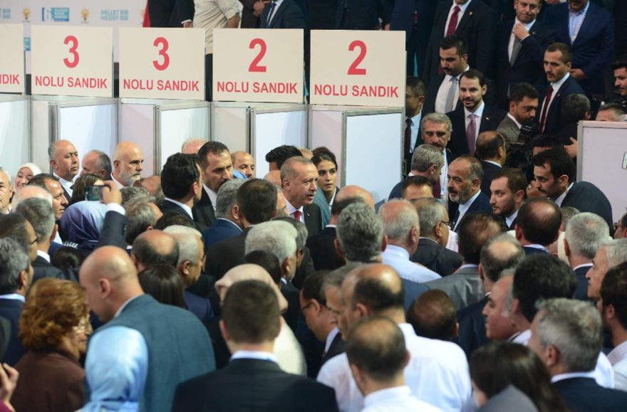 Cumhurbaşkanı Erdoğan yeniden AKP'nin Genel Başkanı seçildi. DHA
