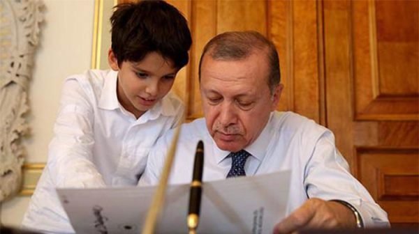 Cumhurbaşkanı Recep Tayyip Erdoğan Twitter adresinden torunuyla fotoğraflarını paylaşmıştı.