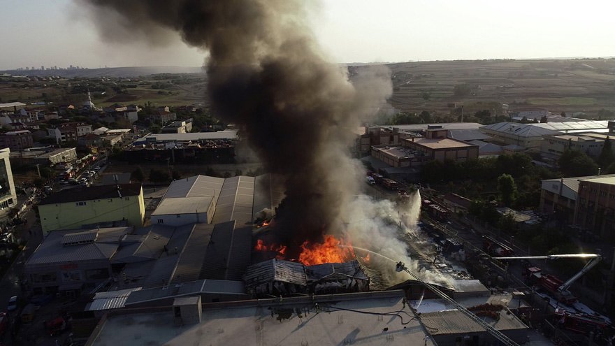 . Alev alev yanan fabrika havadan görüntülendi. Görüntülerde, alevlerin fabrikayı sardığı görülüyor. İtfaiye ekipleri yangına müdahale ediyor. Fotoğraf: İHA