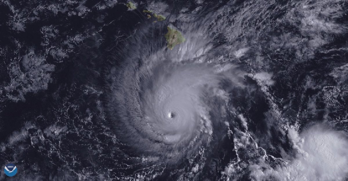 NASA'nın paylaştığı fotoğraflarda fırtınanın büyüklüğü gözler önüne seriliyor.