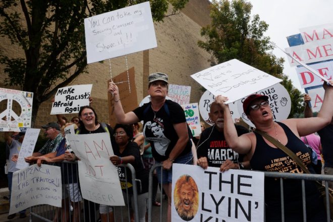 Charleston'a gelen Trump'a son gelişmelerden sonra yoğun protestolar vardı. 
