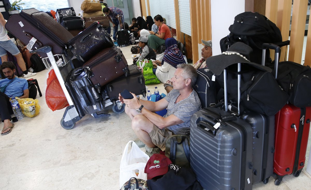Çok sayıda turist tatilini yarıda kesip, evlerine dönmek için havaalanlarına gitti.