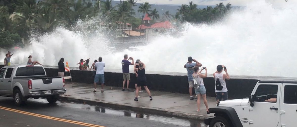 Bölgedeki turistler fırtına dolayısıyla kabaran dalgaların fotoğrafını çekti.