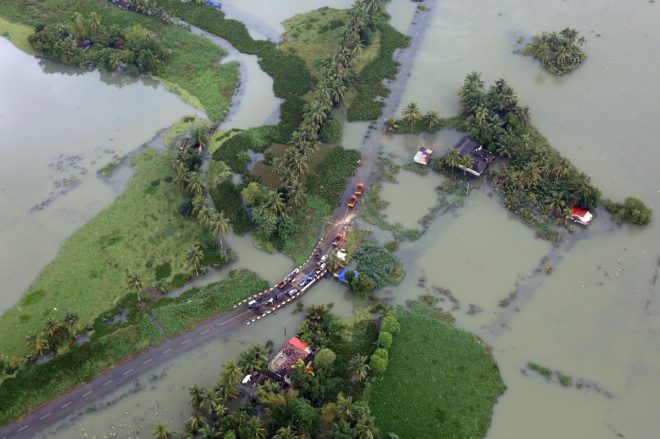 Sel felaketi nedeniyle 20 bin kişi kamplara yerleştirildi.