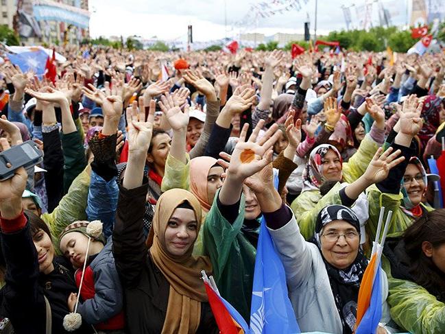 AKP’li kadınlar ‘çatkapı’ ile 25 milyon kişiye ulaştı
