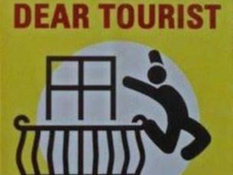 Turistler için skandal afiş... Her yere astılar