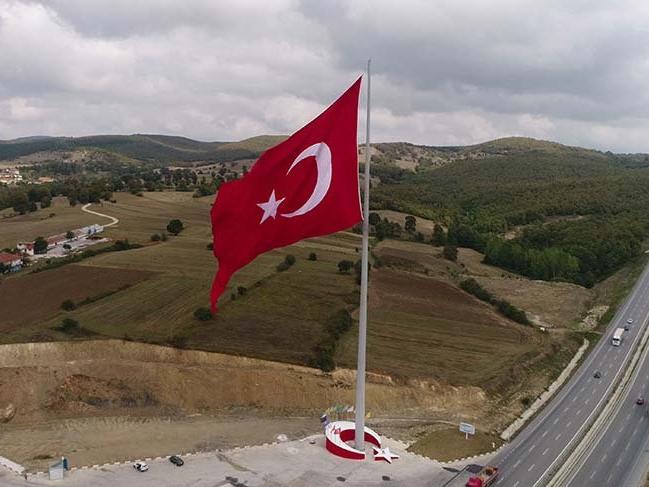 Göndere çekili Türk bayrağı nihayet değişti