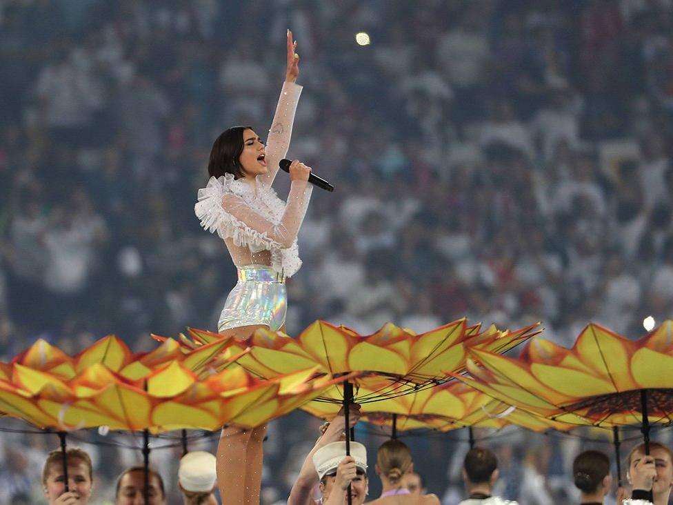İngiliz şarkıcı Dua Lipa'nda konser öncesi döner ve ayran talebi