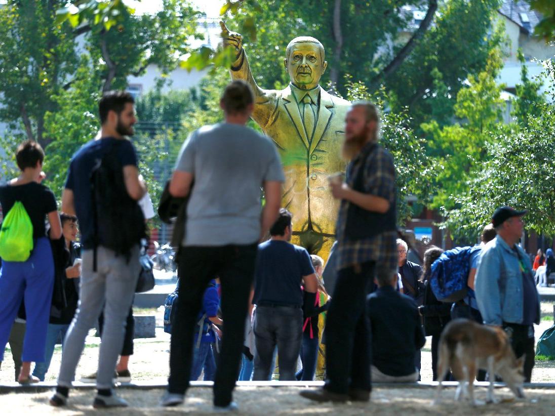 Almanya'da kriz büyüdü, Erdoğan heykeli kalktı