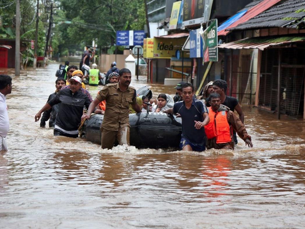 Hindistan sular altında: 324 kişi öldü