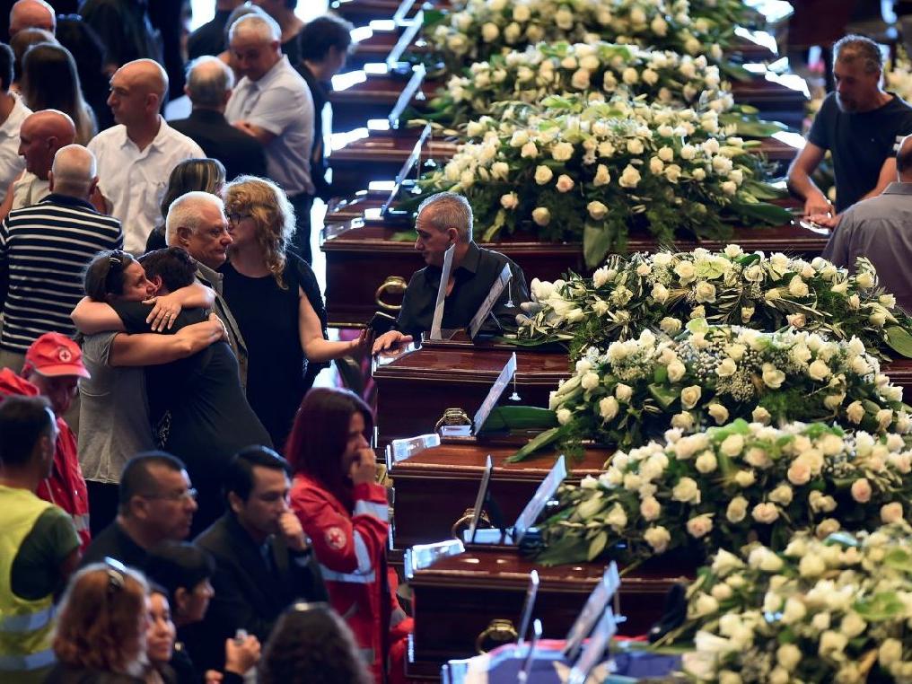 İtalya korkunç kazada hayatını kaybedenlere ağlıyor... Peş peşe açıklamalar geliyor