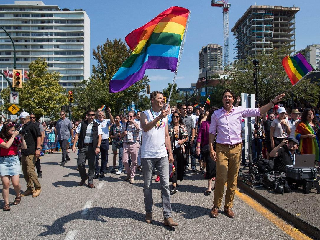 Justin Trudeau, Onur Yürüyüşü'nde bayrak salladı