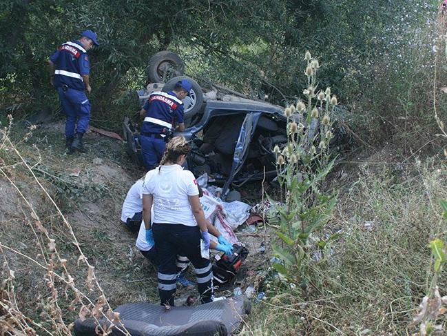 Afyonkarahisar’da otomobil şarampole devrildi: 2 ölü, 3 yaralı