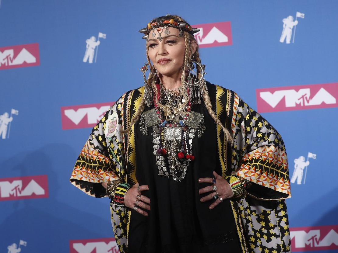 Madonna iç çamaşırlı selfie'siyle herkesi şaşırttı