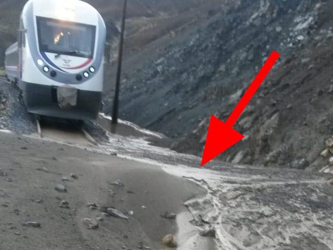 Erzincan-Sivas Demiryolu'nda heyelan!  Ulaşıma kapandı...