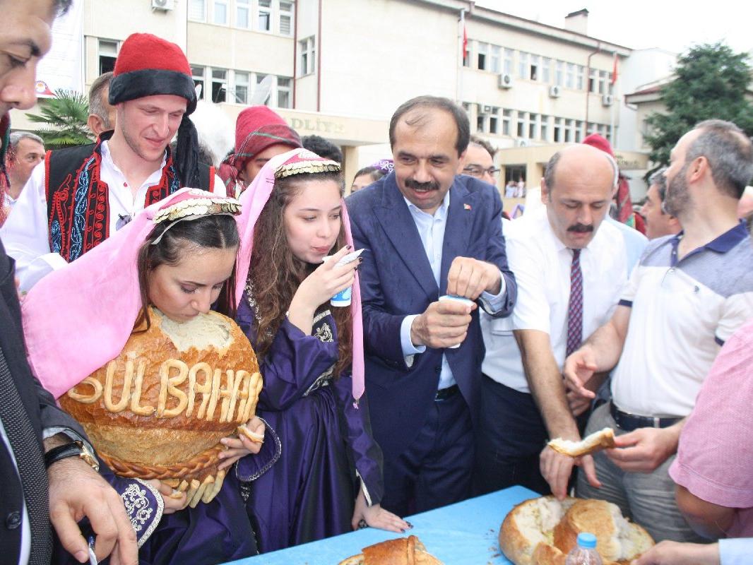 Festivalde halka tereyağlı 12 kiloluk ekmekler ikram edildi