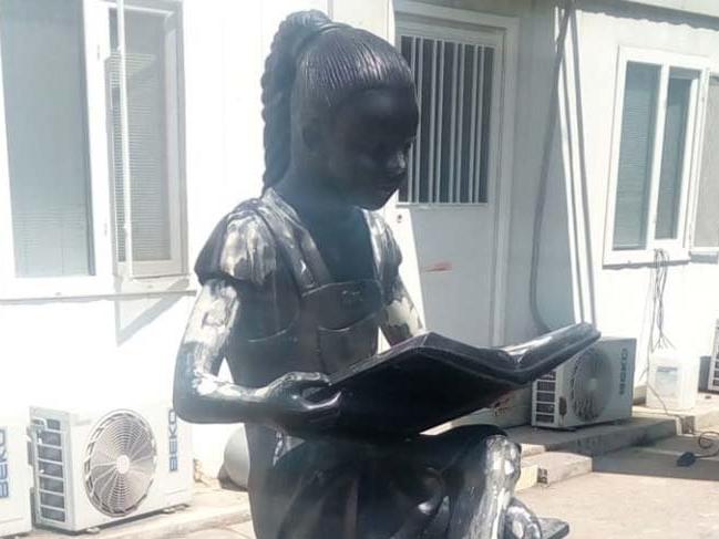 “Kitap Okuyan Kız’ heykeli kütüphane önüne konulacak