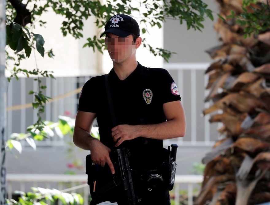 Türk polisi rahibin evinin önünde nöbet bekliyor. Reuters