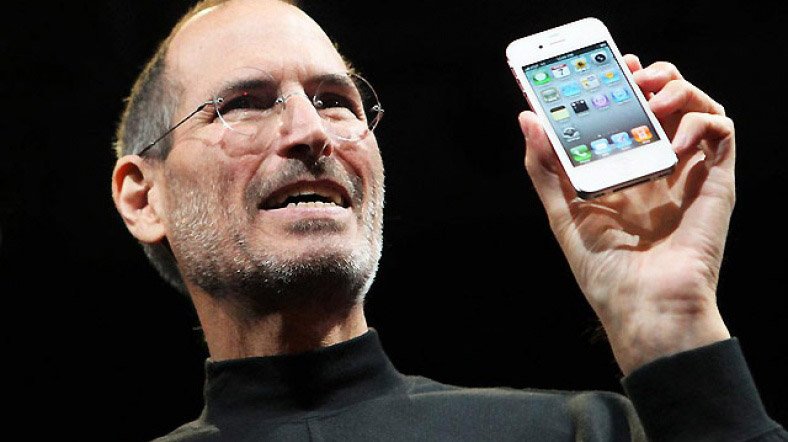 Apple'ın kurucusu Steve Jobs 2010 yılında piyasaya sürülen iPhone 4'ü tanıtıyor. Jobs 2012 yılında kanserden vefat etmişti. Fotoğraf/Reuters