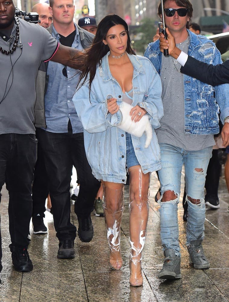Kim Kardashian, yaklaşık iki yıl önce giydiği bu plastik botlardan sonra yeni bir trendin başlamasını sağlamıştı. 