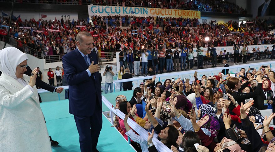 Erdoğan Kongre öncesi solandaki partilileri eşi Emine Erdoğan'la birlikte selamladı