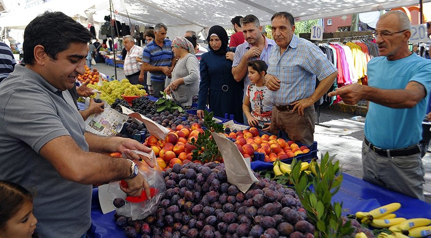 Korkmaz, geçtiğimiz yıl da İstanbul Feriköy'de bir pazarda bütün tezgahları satın alıp bedava sebze meyve dağıtmıştı. Foto İHA