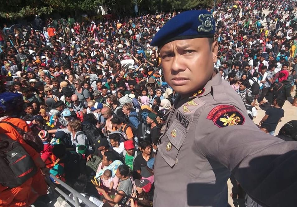 Lombok'ta görevli yetkili, selfie ile, adadan kaçmaya çalışan insanların fotoğrafını çekti.