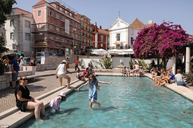 Lizbon'da halk havuzlarda serinlemeye çalışıyor.
