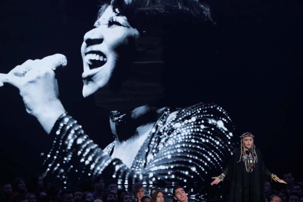Madonna'nın konuşması esnasında arkadaki ekranda da Aretha Franklin'in bir fotoğrafı yayınlandı...