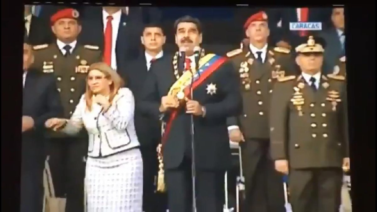 Bu sırada sahnede Maduro’nun yanındakilerin gök yüzüne baktığı görüldü. 