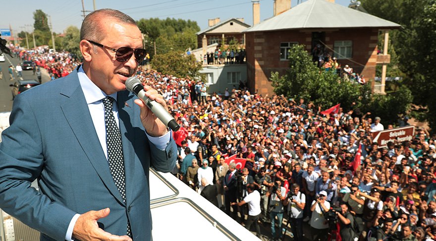Cumhurbaşkanı Erdoğan, Malazgirt'ten önce ziyaret ettiği Ahlat'ta halka hitap etti. Foto: AA