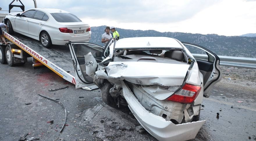 FOTO: İHA- Antalya’nın Akseki ilçesinde 6 aracın karıştığı zincirleme trafik kazasında 11 kişi yaralandı.