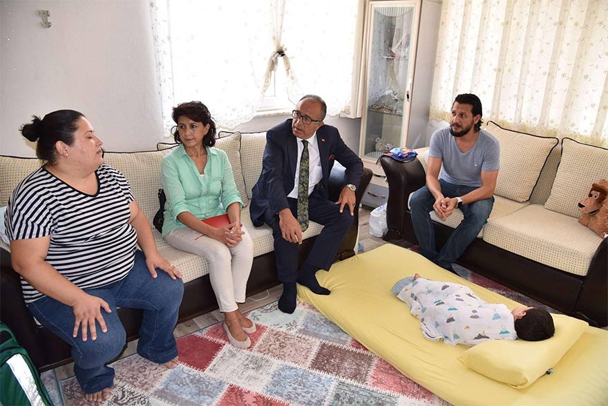 FOTO: DHA- Manisa Büyükşehir Belediyesi Genel Sekreter Yardımcısı Mustafa Genç, Minik Ömer Yasir Şahin'i ziyaret etti