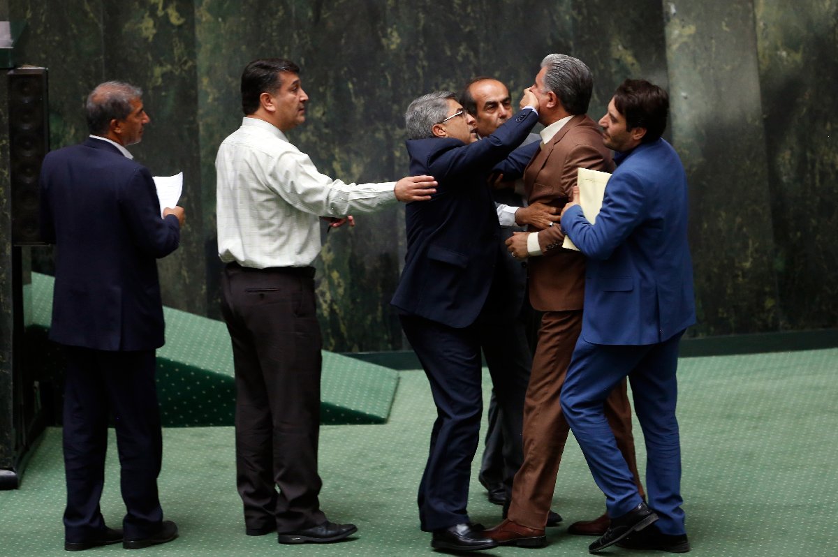 Oylama sırasında İran meclisinde gerilim yaşandı.