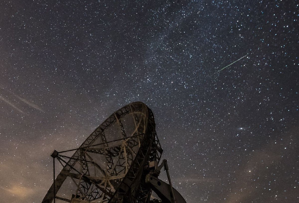 Çekya'da da meteor yağmuru güzel manzaralar oluşturdu. Foto: Epaaa