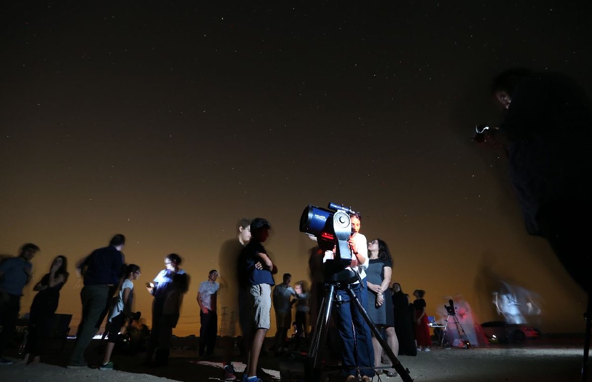 Dubai'de meteor yağmurunu izlemek isteyenler çöl alanlarına akın etti. Foto: Epaaa