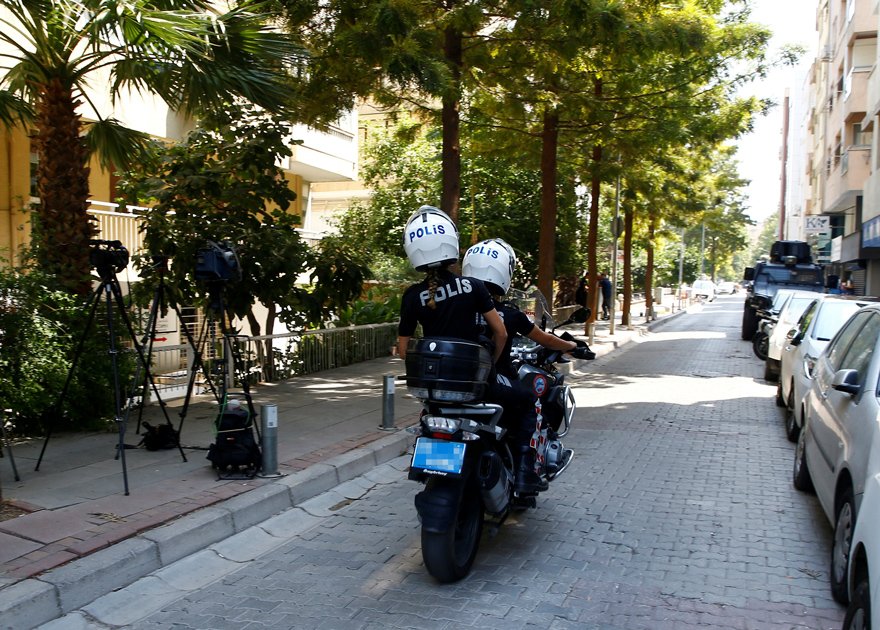 Motorlu polis ekipleri rahibin evinin etrafında devriye görevini yerine getiriyor. Reuters