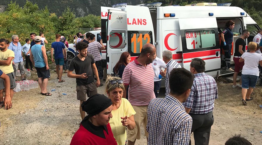 Bartın'ın Kurucaşile ilçesinde, minibüsün şarampole devrilmesi üzerine bölgeye ambulanslar ve arama kurtarma ekipleri gönderildi. Yaralılara ilk müdahaleleri 112 Acil Servis ekiplerince olay yerinde yapıldı. FOTO:AA