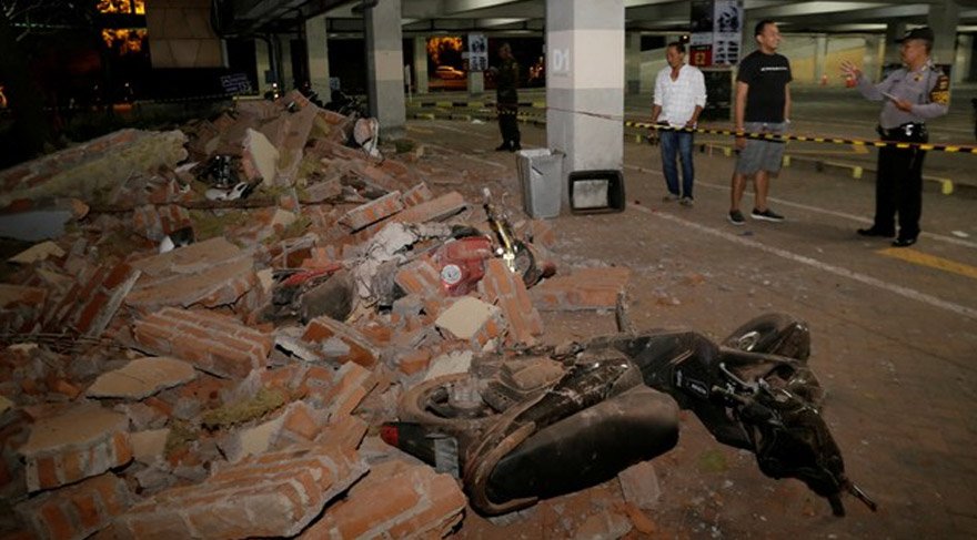 Depremde can kaybı olmazken bazı dayanıksız yapıların yıkıldığı görüldü. Reuters