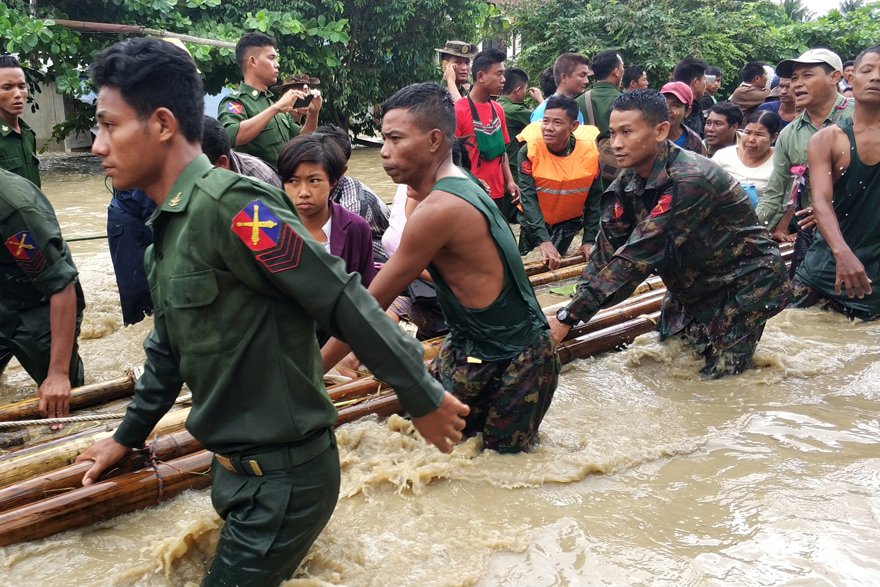 Sel yüzünden 50 bin kişi evini terk etmek zorunda kaldı. Reuters