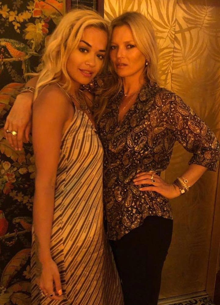 Rita Ora (solda) Kate Moss'un ajansı ile anlaşma yaptı.