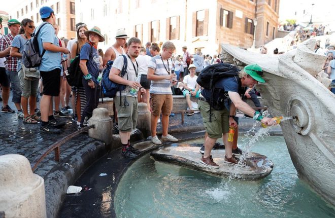 Roma'da sıcaktan bunalanlar su doldurmak için havuzların önünde uzun kuyruklar oluşturuyor.