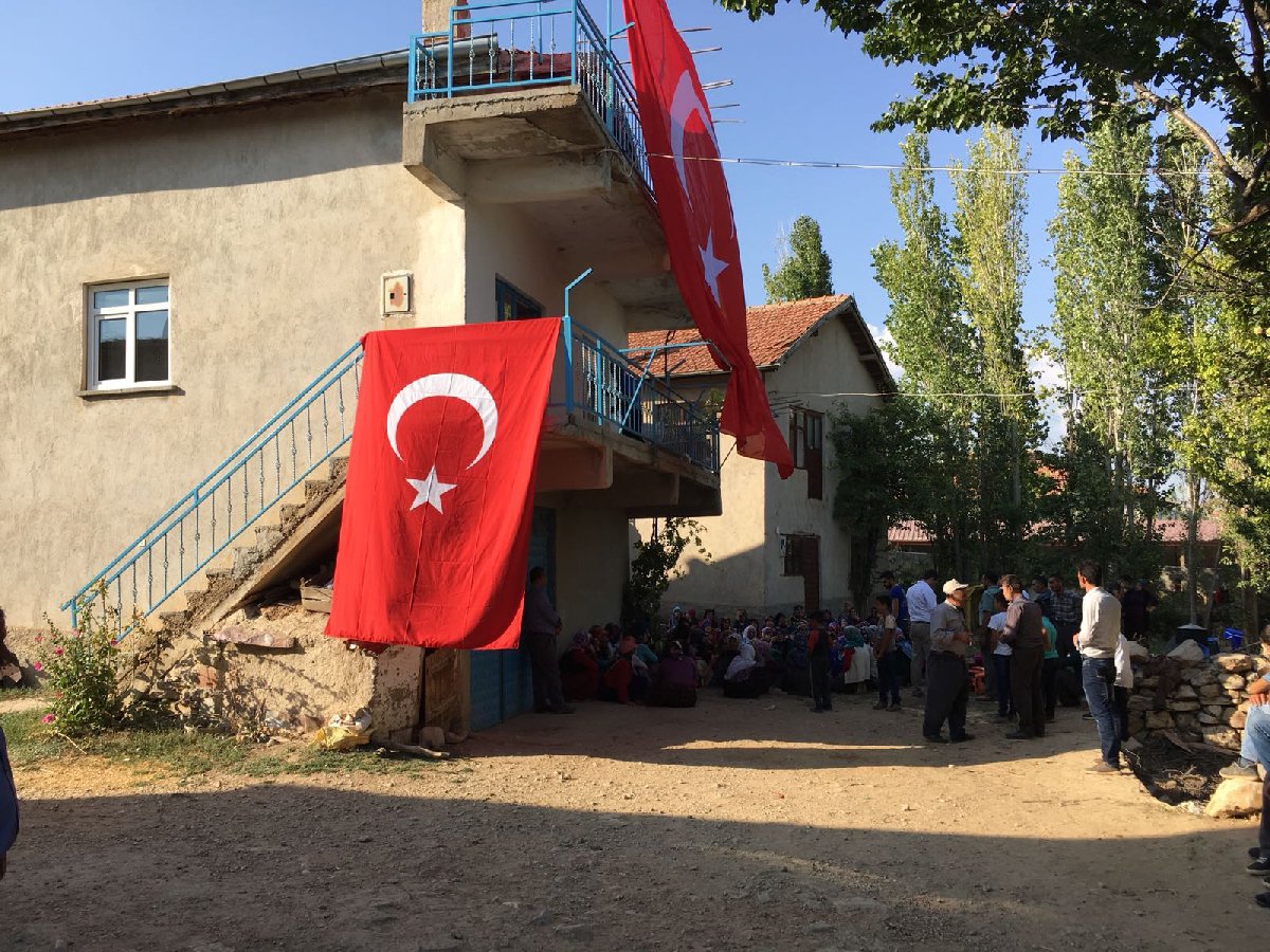 Şehidin baba ocağına büyük Türk bayrakları asıldı. DHA