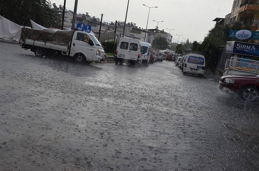 FOTO: DHA- AYDIN'IN NAZİLLİ İLÇESİNDE ETKİLİ OLAN SAĞARAK YAĞMUR, CADDE VE SOKAKLARI SUYLA DOLDURDU