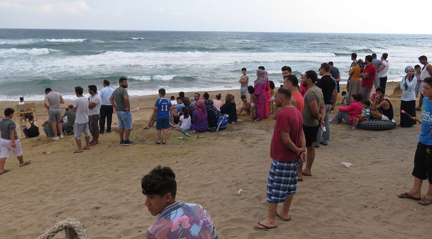 Görevliler, plajı şeritlerle kapatarak vatandaşları uzaklaştırdı. Foto DHA