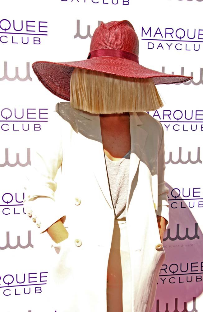Sia, etkinliklere mutlaka peruğu ile katılıyor...