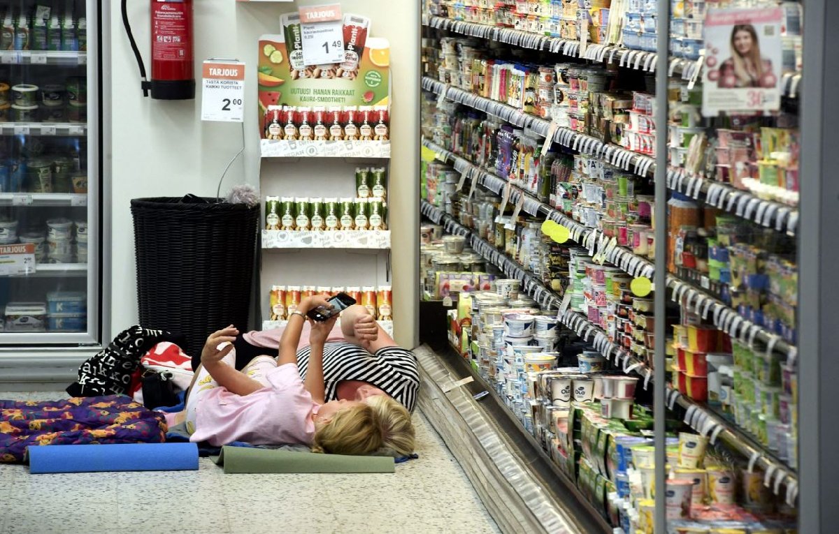 Sıcaklığın mevsim normallerinin iki katına çıkmasıyla birlikte Finlandiyalılar kendilerini süpermarkete attı.