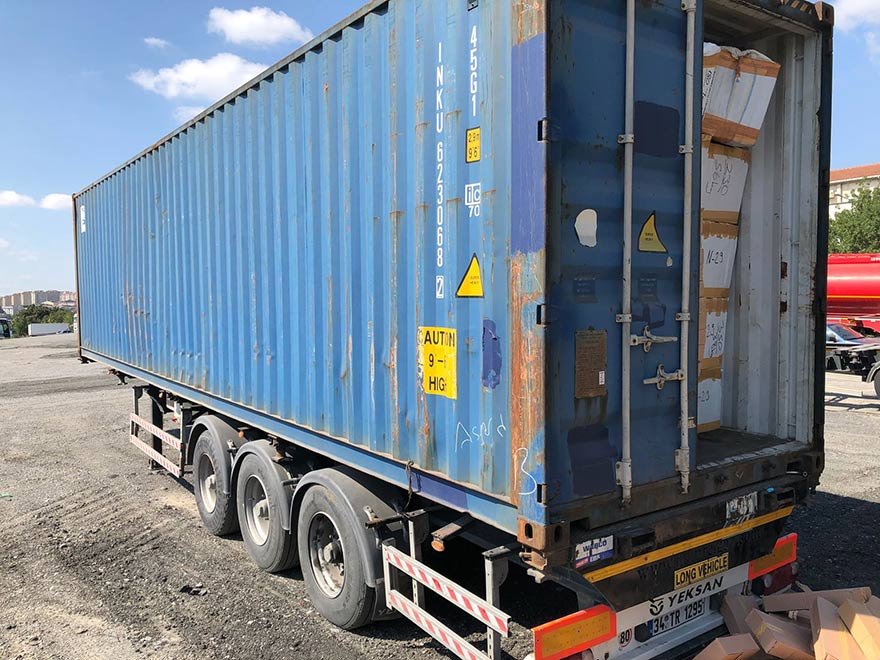 FOTO: DHA- AVCILAR'DA BİR OTOPARKTA BULUNAN BİR TIR'A OPERASYON DÜZENLEYEN POLİS EKİPLERİ, ÇOK SAYIDA SAHTE PARFÜM ELE GEÇİRDİ